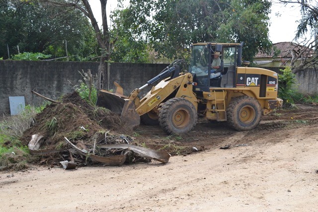 Trator remove entulhos em força tarefa no Moreto