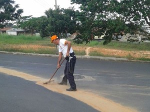 Defesa Civil atua em ocorrência de óleo na pista