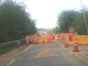 Ponte do Rio Capivari é interditada novamente, Concessionária informa que é pra finalizar a obra.