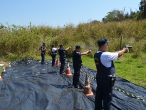 Guardas em treinamento de tiro.