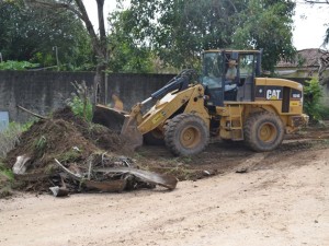 Trator remove entulhos em força tarefa no Moreto