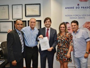 Vereador Nelson soares conquista van para APAE de Capivari