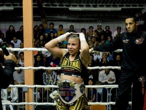 Elaine Lopes recebendo o cinturão do Fight Dragon “S7VEN - Professional Edition”